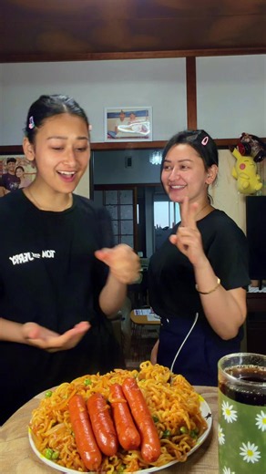 Rock paper scissors shoot👊 #foodchallenge #foodiesisters #rockpaperscissorsshoot #thefoodie @AnishA