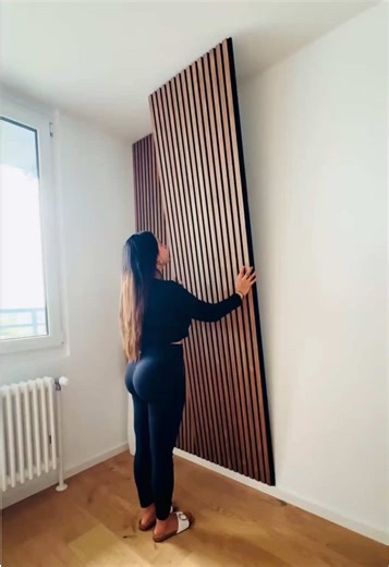 Transforma cualquier pared en un espacio moderno en minutos ✨ Paneles de madera con base acústica, fáciles de instalar y sin necesidad de obras. Cada panel mide 270 × 110 cm y se puede cortar para adaptarse a tu espacio 👍 Aportan un acabado premium y mejoran la acústica del ambiente. Ideales para interiores y también zonas exteriores cubiertas. 👉 Haz clic en “Más información” y consigue el tuyo ahora mismo