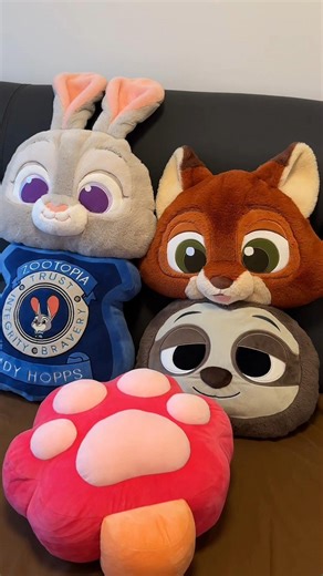 ✨🏡A dazzling selection! Pick your favorite and take it home! 🦊 First-ever MINISO Zootopia Pop-up is landing in the USA! 🇺🇸 A whole world of adorable Zootopia collectibles is waiting for you to explore 💫 📍 Los Cerritos Center, Cerritos, CA 🗓️ Nov. 22 – Dec. 14 💌 Grab Fans-ONLY gifts — join in our group via MINISO OFFICIAL’s IG Highlight for all the deets! 🌈💖 #MINISO #MINISOUSA #Zootopia #Disney #popup #plush #blindbox | MINISO
