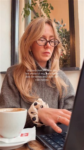 Jeg troede, jeg skulle sidde og lave lidt overblik over 2026, skrive et par noter, strukturere - få styr på året. I stedet sad jeg midt på en café og blev uventet rørt 🥹♥️ Jeg bad ChatGPT om at lave en refleksionsøvelse til mig, for at forstå hvad jeg gerne vil i 2026, og hvad jeg har lært af 2025. Find prompte sidst i caption - så du kan lave samme øvelse, men nu er du advaret; du kan godt gå hen og blive rørt ♥️ Refleksionsøvelsen til ud på at jeg skulle færdiggøre en række sætninger, f.eks: 