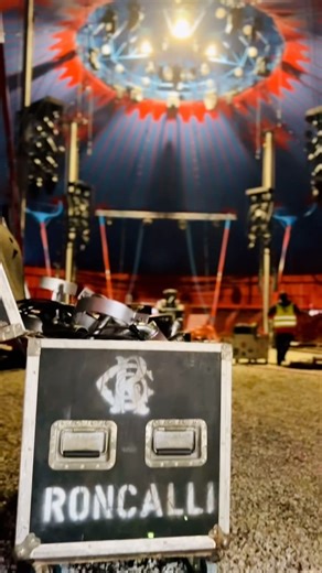 Aufbau an der Messe Graz ✨ Der gesamte Circusplatz ist voller Leben: Ob Technik, Gradin oder Manege – im Zelt wird mit Herz und Hingabe an jedem Detail gearbeitet, damit zur morgigen Premiere alles perfekt ist. Auch auf dem Circusgelände werden die letzten Handgriffe getätigt und die historischen Circuswagen finden alle nach und nach ihren Platz.🎪🔧 Wir freuen uns schon auf die morgige Premiere 🥰🎪 #Roncalli #MesseGraz #Aufbau #Circus #ArtistArt | Circus-Theater Roncalli