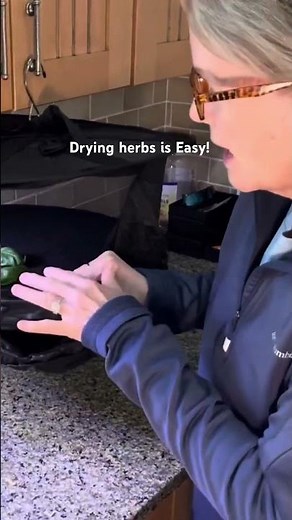 Drying herbs the EASY way #herbs #gardenhacks #gardeningforbeginners