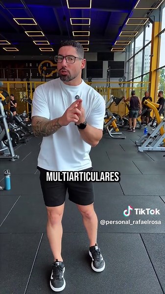 Se você treina glúteo, mas o bumbum continua murcho… pode não ser falta de treino, e sim estratégia. Após os 40, 45, 50 anos, a queda hormonal impacta diretamente no resultado. E ficar focando só em exercícios isolados pode não ser o suficiente. Você precisa incluir exercícios combinados, que aumentam o tempo sob tensão e aumentam a funcionalidade metabólica do seu corpo. Te ajudando a deixar o bumbum mais durinho, empinado e o corpo mais seco.