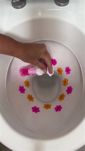 Cute toilet decor 🌸🌼 #toilettok #cute #aesthetic #cleaningmotivation #flowers