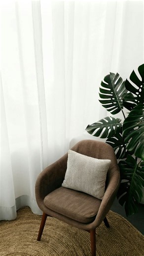 Obura on Instagram‎: "الآيتان 285 و286 من سورة البقرة بصوت الشيخ سعود الشريم، تلاوة تهز القلب وتملأ الروح طمأنينة، لا تفوت سماعها قبل النوم أو في قيام الليل، حماية وبركة بإذن الله وسط مشاهد آسرة لقصور فخمة، مكتبات مزخرفة، قاعات تاريخية، صالونات فيكتورية، مجالس عربية، رياض مغربية، غرف يابانية على طراز الريوكان، حدائق داخلية، وأماكن فريدة مثل بيوت زجاجية وبرك سباحة داخلية 🌵 The legendary recitation of Al-Baqara 285-286 by Saud Al-Shuraim — a must-hear for night prayer, protection, and inner peace