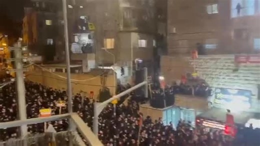 protothema.gr on Instagram: "❗️Δεκαοκτάχρονος σκοτώθηκε και άλλοι τρεις άνθρωποι τραυματίστηκαν εν μέσω διαδήλωσης υπερορθόδοξων Εβραίων εναντίον της κατάταξής τους στον στρατό χθες Τρίτη στην Ιερουσαλήμ, ανακοίνωσε το Magen David Adom (MDA, «Κόκκινο άστρο του Δαυίδ»), το ισραηλινό αντίστοιχο του Ερυθρού Σταυρού. #protothema #news #israel"