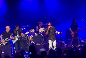Watch: SAMMY HAGAR Joins 'G3' Guitarists JOE SATRIANI, ERIC JOHNSON And STEVE VAI On Stage To Perform 'Foxy Lady'