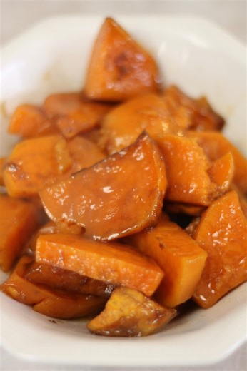 Still looking for a sweet potato recipe for your Thanksgiving table? Here’s my version: simple, easy, and sweet! (And to clarify, you need 2 cups of brown sugar per container)! As always, recipe listed below ⬇️ Candied Sweet Potatoes (Frank’s Way) Ingredients ⁃ 8 lbs sweet potatoes ⁃ 4 sticks butter ⁃ 4 cups light brown sugar ⁃ 4 tbsp pure maple syrup ⁃ 1 cup warm water ⁃ 3 tbsp flour ⁃ Salt Instructions 1. Peel and cut sweet potatoes. Divide evenly into two medium oven pans and lightly season w