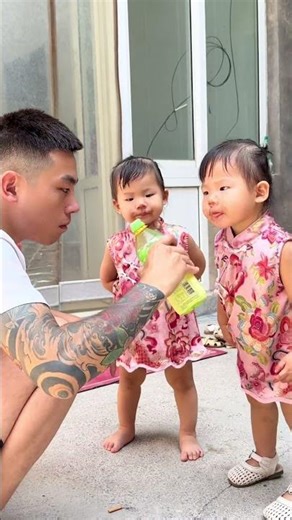 When there is no danger, Dad is the biggest danger #Dad takes care of the baby #Twins