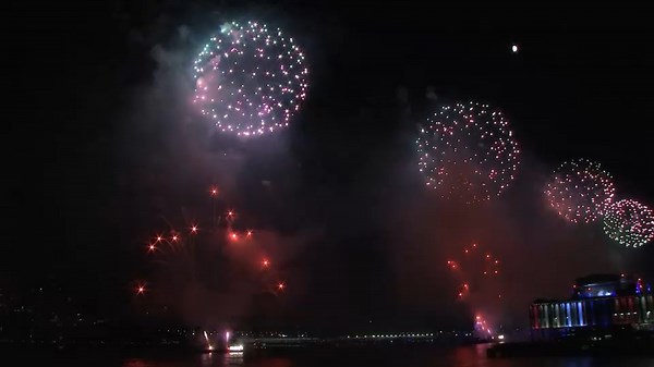 Dazzling Macy's 2025 fireworks display lights up New York City