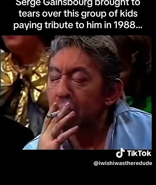 In 1988, a children’s choir in France recorded a tribute version of Serge Gainsbourg’s “Lemon Incest,” and Gainsbourg himself unexpectedly showed up during the session — completely unannounced. The choir had been assembled for a television homage to his career, and while they were rehearsing, Gainsbourg walked in, sat quietly in the back, and listened. The kids and their parents had no idea he’d be there, and the room reportedly froze before erupting in applause. What makes it interesting is tha