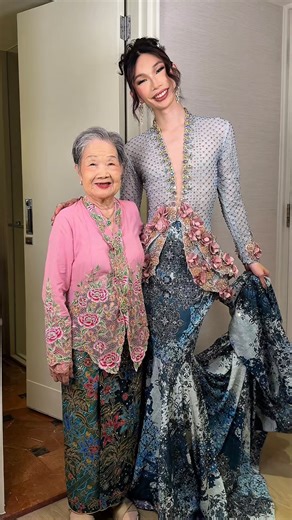 Opera 唐 | 🇸🇬 Drag Artist 🏳️‍🌈🏳️‍⚧️ on Instagram: "💝 Happy holidays to all! Here’s how we got ready & pretty with @LancomeOfficial 🤭 I gifted Ah Ma the ABSOLUE LONGEVITY Gift Set - packed with PDRN to reduce 5 years of aging signs in 1 month ✨💖 Perfect for your big sissies, mums, aunts and of course grandmas 🥰 (now SGD539 for SGD827 worth of products!) We also got ourselves the GÉNIFIQUE Lotion & Serum - powered by BetaGlucan-CM tech to reverse skin damage & enhance skin quality in 1 wee