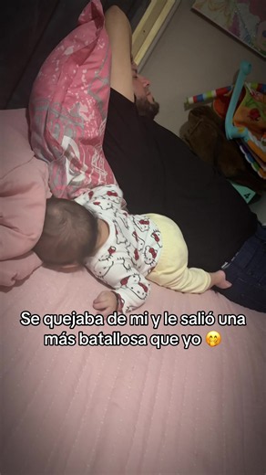 Se adueñó de su cama y ahora no lo deja ni dormir 😂😂😂 #papa #bebe #cama #dormir #5meses