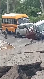 ढह गई दीवार, टूट गई सड़क [Highway collapses in Kerala]