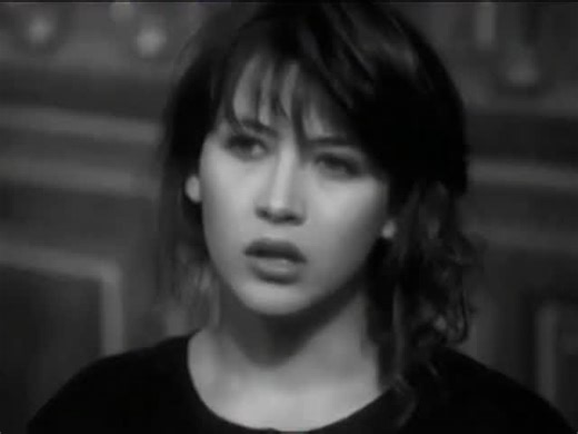 Jaime Cortés Torres on Instagram: ""La estudiante" de 1988, una comedia romántica francesa dirigida por Claude Pinoteau y protagonizada por Sophie Marceau y Vincent Lindon. ¿Y como se reconocen un gran amor?, pregunta Valentine. El dia que uno se da cuenta de que el único ser del mundo que puede consolarte es aquel que te ha hecho daño, se responde ella misma. Una pregunta profunda. Yo creo que uno no puede saber si lo aman, solo si ama. El gran amor es el que uno puede dar, el otro es imposible