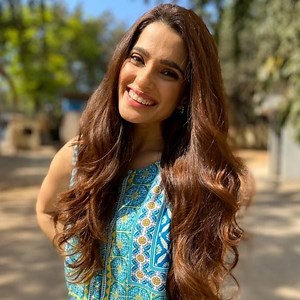 Priya Bapat Height, Age, Husband, Family, Biography & More » StarsUnfolded