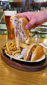 Te presentamos la NUEVA Sizzling Burger: la única hamburguesa servida en skillet caliente 🔥, sobre salsa de queso 🧀 y cerveza derrtiéndose en un skillet y con deliciosas papas a la francesa 🤯. Prueba esta y todas las BURGERS DE OTRO NIVEL 🍔⬆️ en Applebee’s 🤤. abmx.me/burgerson #Applebees #ApplebeesMexico #BurgersdeOtroNivel | Applebee's México