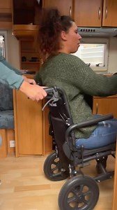 Voici l’astuce pour rentrer dans une caravane en fauteuil roulant Il vous faut un petit fauteuil de transfert qui passe la porte, un treuil électrique relié à une batterie et des rampes télescopiques (Bien fixer le treuil à la carcasse) pour éviter d’arracher le plancher nous l’avons testé pour vous Il faut juste être un peu patient mais c’est pratique et sur | Maladie de Charcot "la vie continue" Mika