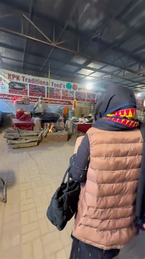 Lok Mela 2025 - Mazay mazay k khanay - food from all over the world! 🥘 Yeh dekhein viewers tarhan tarhan k mazaydar kisam k khanay. Pakistan k mukhtalif provinces k khanay milengy apko. Yeh alag say food area bana hua hai aur iskay elawa har pavilion mai bhe food stalls lagay huway hain. Lok Mela Festival 2025 - Lok Virsa Islamabad - Part 3 (Musarat vlog, lok mela, lok mela 2035, lok Virsa, lok Virsa festival, Pakistani food, street food, lok Virsa museum, Desi food, lok Virsa mela 2025, Islama