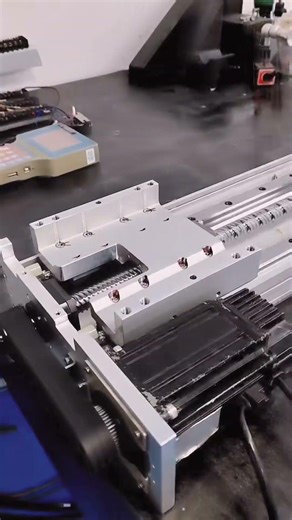 Single-axis robotic arm screw module CFS13, 10 lead screws, travel range of 450 mm.