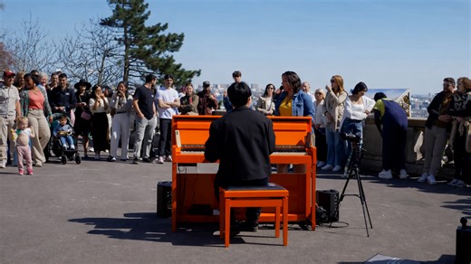 An unexpected flashmob in Paris