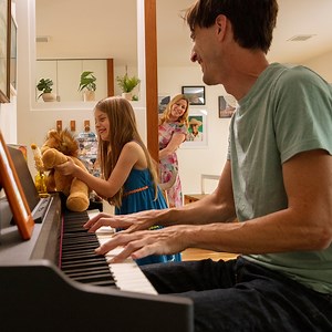 A união entre a tecnologia de ponta e o design clássico está aqui: Conheça o Roland RP107. Um piano com visual clássico de primeira qualidade, com recursos modernos que só um piano Roland pode oferecer: tecnologia SuperNATURAL, teclas que simulam a sensação e o toque de um piano acústico, conectividade Bluetooth de Áudio e MIDI e muito mais! Confira agora na Roland Store! | Roland