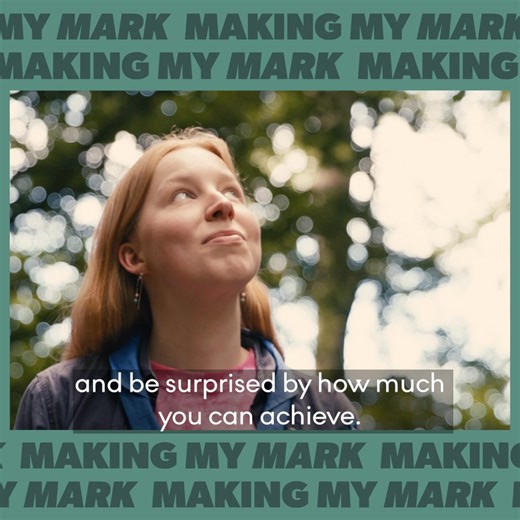 All over the world, young people are trying out new ways to live more sustainably🌍♻️ From reducing plastic use to eating more plant-based foods, they are making eco-friendly choices every day. In Denmark, many young people are doing the same. Emma, a Danish cub scout leader, teaches young cub scouts how to cook more sustainably, adding a spoonful of community and camaraderie to their experience👩‍🍳✨ She is a role model for the cub scouts, showing them how to enjoy and respect nature🌳🤗 What s