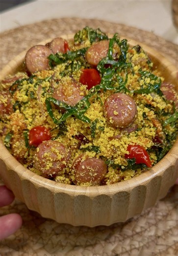 👨🏻‍🍳 Receita de Farofa de Linguiça, Cenoura e Couve Ingredientes: 500 g de linguiça 1 maço de couve 2 cebolas roxas cortadas em meia-lua 5 dentes de alho picadinhos 1 cenoura ralada 2 xícaras e 1/2 de farinha de mandioca branca 3 colheres de sopa de manteiga Sal a gosto Essa é a segunda receita dessa série de farofas. Veja a primeira no perfil: 🍌 Farofa de Charque com Banana Ainda tem mais uma farofa deliciosa: 🍍 Farofa de abacaxi e bacon No @Mercado Livre tem uma variedade de opções com en