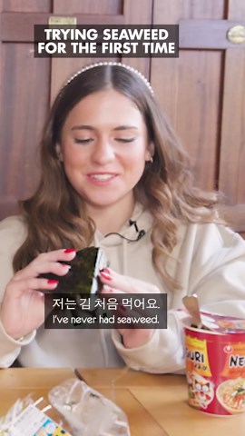 Trying seaweed for the first time: Onigiri & ramen food pairing adventure!