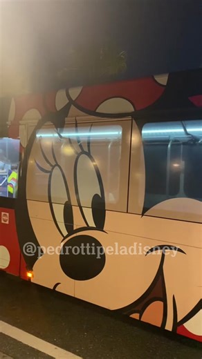 Como pegar os ônibus da Disney pros hotéis sem ser hóspede? Vem ver! Você já sabe que indicamos sempre um passeio pelos resorts da Disney em um dia livre ou até pra assistir o show de fogos de uma forma diferente. São muitos hotéis e experiências pra conhecer e esse passeio gratuito é ótimo pra um dia livre. A dica é estacionar no Disney Springs, mais especificamente na Orange Garage. Ao descer as escadas é só virar a esquerda e você estará perto dos pontos com os ônibus que levam para todos os 