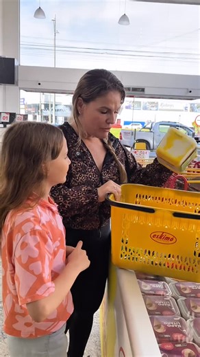 Angella Gusmão / Desafios em família on Instagram: "Desafio das cores: Alice pode pegar todos os picolés e sorvetes com a cor verde na embalagem. #desafiodascores #picole #sorvete #cores #popsicle #challenge"