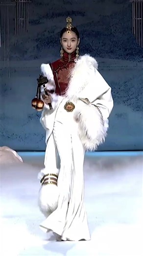 Respondendo a @modelsphase If you love fashion you'll love to see her designs! she's SO TALENTED! Heaven Gaia SS23 ❤️ #fashion