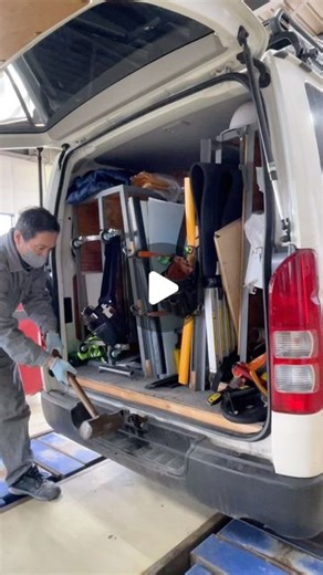 テクニカルオート 【くるまの総合病院】 札幌 on Instagram: "間違った箇所での牽引でバックドアが閉まらない😅 詳しくはブログで😀 #バックドア閉まらない#ハイエース #間違った牽引 #自動車修理 #困った時にはテクニカルオート #automotivesheetmetal #carsheetmetal #car"