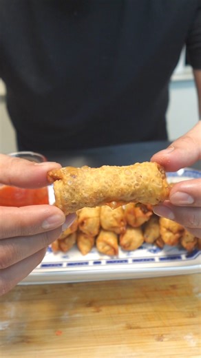 Super easy Veggie Spring Rolls 😃 you can make #easyrecipe #comfortfood #chinesefood #cooking | Cesar Reyes