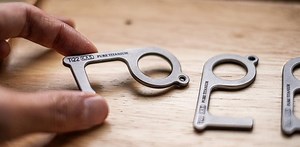 出先でモノに触れるのが抵抗ある…ってときに。チタン製ポータブルツール｢SureSafe Pro｣