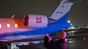 11K views · 127 reactions | Esposado y fuertemente custodiado, así llega Rafael Caro Quintero a Estados Unidos, después de ser extraditado por las autoridades mexicanas; el "Narco de narcos" aterrizó en un avión de la Armada de México | Sólo Eventos Comitán | Facebook