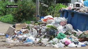 Thousands of Cubans march against the embargo in front of the US embassy