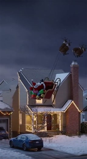 Santa’s Epic Chimney Fail Caught on Camera! | Watch the hilarious slip