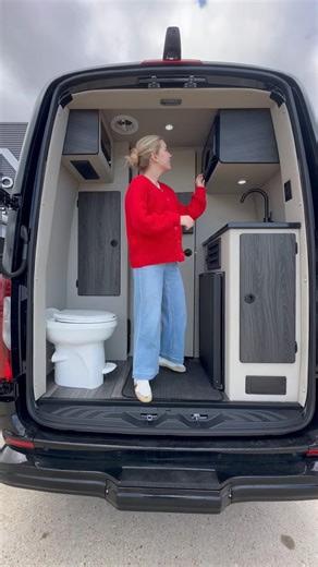 The OGV Luxury Coach V-Cruise 10OB Full Wall Partition