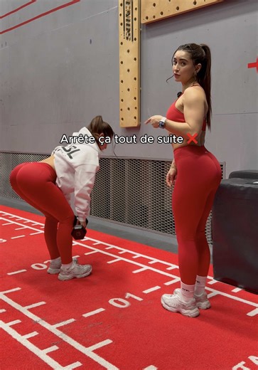 un programme complet structuré avec progression, nutrition, suivi → mon programme Glow Booty 🍑 (dispo dans ma bio 🫶🏻) 📌 PLAN D’ACTION À ENREGISTRER ⬇️ Si tu veux vraiment sentir tes fessiers travailler…🍑 tu dois arrêter de penser uniquement en charge et commencer à penser en TEMPO ✨ Le tempo, augmente le temps sous tension, améliore la connexion cerveau-muscle et stimule la croissance musculaire!! 👉 Et pour que ce soit simple, le tempo s’écrit toujours en 4 chiffres : Exemple : 3-1-1-0 ✔️ 