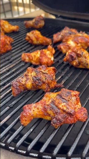 Buffalo-BBQ Wings 🍗👇🏻 . Here’s the easy way on how I able these: -for the sauce, melt butter in