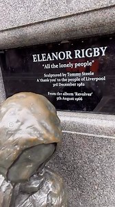 🇬🇧 Statue and tomb of Eleanor Rigby - Liverpool 🇵🇹 Estátua e túmulo de Eleanor Rigby - Liverpool 🇪🇸 Estatua y tumba de Eleanor Rigby - Liverpool 🎥 @hluduvice #eleanorrigby #liverpool #guiaemliverpool #thebeatles #beatlestour #liverpool #beatleguide #guiabrasileiro #guiaturístico #beatlesstory #passeioemliverpool #conhecendoliverpool #descobrindoliverpool | The Beatles - Fans Across The Universe