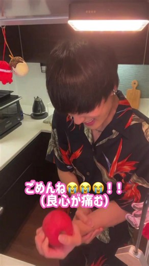 りんごを潰そうとする佐野さん。 #佐野勇斗 #milk #インスタライブ #fyp #fyppppppppppppppppppppppp | りんご潰す