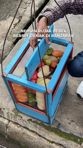 pajarputriee | sipaling jajan on Instagram: "baru nemu lagi, sampe di kejar kejar ke gang wkwk😭🙌 #4u #rujakbebek #banjaran #valetinesday #jajananjadul"