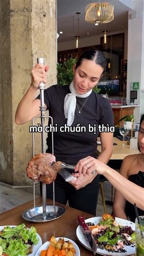 Cô phục vụ mắc sai lầm nghiêm trọng khi mang thịt cho bàn ăn chay 😲
