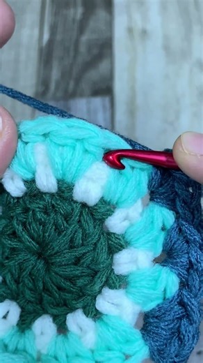 ONCE YOU TRY THIS SIMPLE GRANNY SQUARE, BEAUTIFUL RESULTS FOLLOW! #short #grannysquare