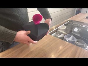 How to close a biretta hat