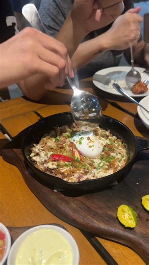Tipsy Pig 🐽 #foodtrip #dinner #yum #eat #gastropub #poachedegg #eats #sisigrecipe #pasig #sisig