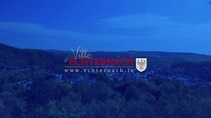 Lust auf ein einzigartiges Sommererlebnis? ☀️ Entdecken Sie die Stadt Echternach mit ihren versteckten Schätzen, vielseitigen Einkaufsstraßen, ihrer beeindruckenden Natur sowie zahlreichen schönen Hotels und leckeren Restaurants. Ob alleine oder mit der Familie, es ist für jeden etwas dabei! | Ville d'Echternach