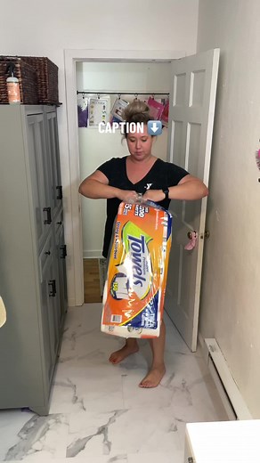 🏠 Two Tips on How I Keep a Tidy/Clean House as a Working Mom 🌸 🕒 Be intentional with your time 💪 ✨ In just 20 minutes a day, I put everything back where it belongs. It's amazing how this simple habit keeps my house neat and clutter-free. ✅ Multitask Like a Pro 🚿 Just in this video, I restocked paper towels while I chatted with my toddler in the tub. 👩‍💼 As a working mom, finding balance is key. Prioritizing my time and maintaining a clean home is essential to my mental health. \\#workingm